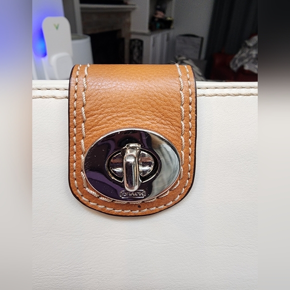 COACH Soft White/Toffee Leather Bi-fold Turnlock Wallet EUC - Picture 6 of 16